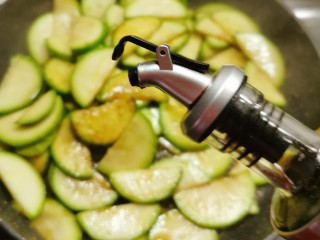 12、醋溜西葫芦,倒入生抽