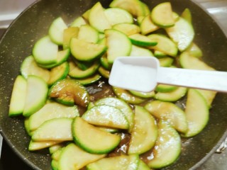 13、醋溜西葫芦,放入白糖 和盐 翻炒均匀入味