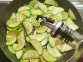 14、醋溜西葫芦,放入芝麻油 翻拌均匀