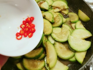 15、醋溜西葫芦,放入红椒圈 关火