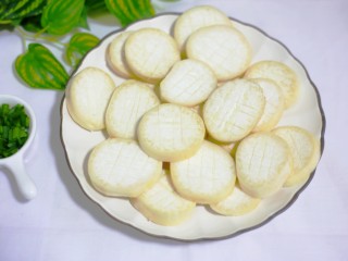 4、比肉还好吃的蚝油杏鲍菇,每个菇块上横竖各划三刀，以便焖煮时更入味。