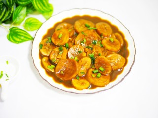 12、比肉还好吃的蚝油杏鲍菇,起锅装盘，撒上葱花，开吃。