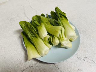 2、青菜炒香菇,青菜清洗干净沥干水分