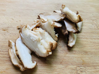 3、青菜炒香菇,香菇清洗干净切片