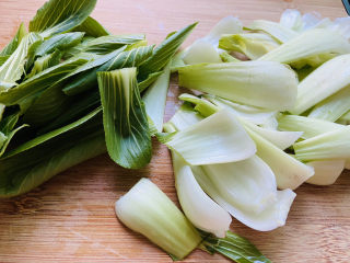 4、青菜炒香菇,青菜切段