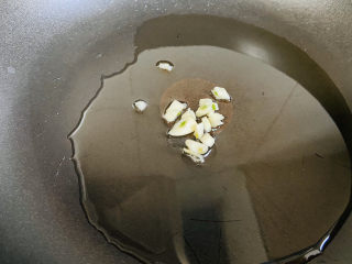 5、青菜炒香菇,起油锅放入蒜末炒香