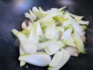 8、青菜炒香菇,放入青菜梗翻炒均匀