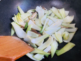 12、青菜炒香菇,翻炒均匀