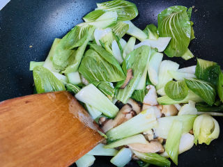 14、青菜炒香菇,翻炒断生