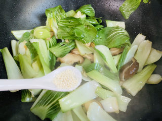 15、青菜炒香菇,鸡精调味