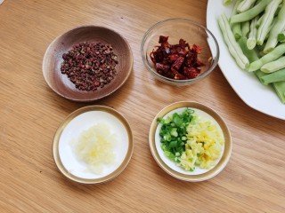 6、干煸芸豆,花椒冲洗一下，再切一些葱姜备用。家里没有麻椒了，只好用了花椒，用麻椒味道会地道。
