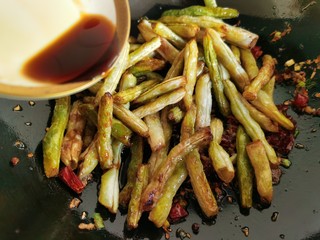 11、干煸芸豆,加入一点生抽进去，注意生抽不要加多了。