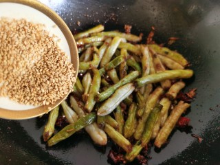 13、干煸芸豆,最后可以加入少许的熟芝麻。