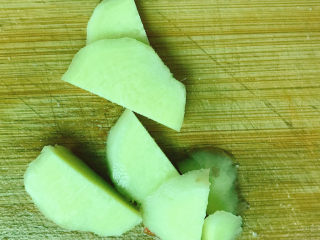 7、蒜苗炒香干,生姜切成片。