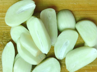 8、蒜苗炒香干,大蒜切成片。