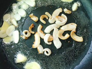 12、蒜苗炒香干,煎出猪油