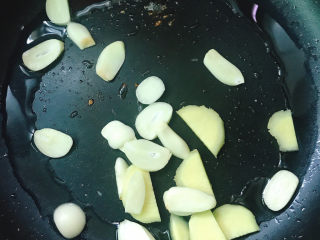 10、蒜苗炒香干,下姜蒜炒香。