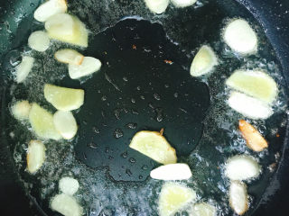 13、蒜苗炒香干,将经过的肥肉捞出扔掉。