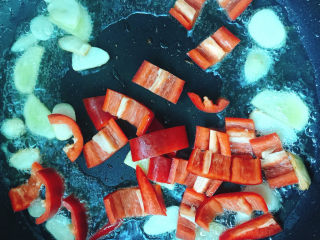 14、蒜苗炒香干,放入红辣椒炒1分钟。