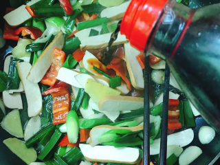 16、蒜苗炒香干,加入酱油和花椒粉。