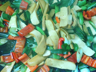 17、蒜苗炒香干,翻炒入味。