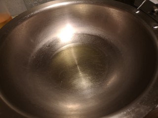 7、麻辣肉片豆花,锅内放油。