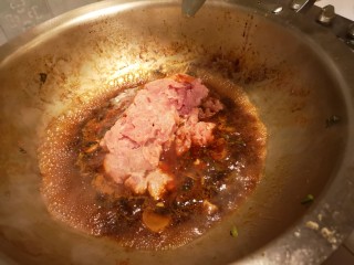 11、麻辣肉片豆花,水开下肉片。