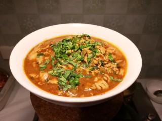 14、麻辣肉片豆花,浇入豆腐里，撒上香菜。味道好极了。