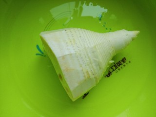 1、鲜笋丁焖蛋,鲜笋买回来后把笋壳剥掉