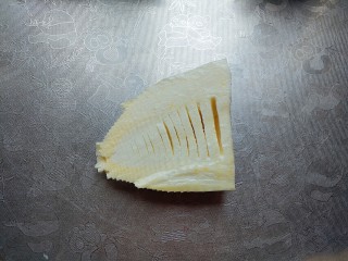 3、鲜笋丁焖蛋,切三分之一就够了，笋丁不宜太多