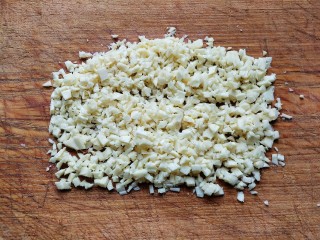 4、鲜笋丁焖蛋,切成笋丁