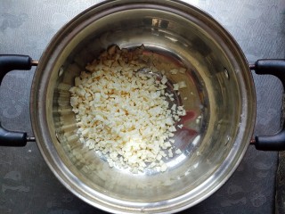 5、鲜笋丁焖蛋,倒入小锅里