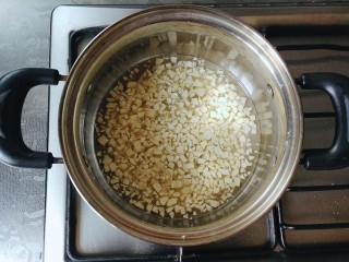 6、鲜笋丁焖蛋,焯水，这个步骤一定不能省略，不然笋会有涩味