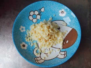 7、鲜笋丁焖蛋,焯过水的笋丁捞起待用