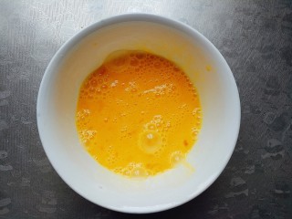 10、鲜笋丁焖蛋,把鸡蛋打均匀