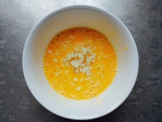 11、鲜笋丁焖蛋,加入焯过水的笋丁