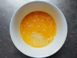 12、鲜笋丁焖蛋,加入盐，鸡精少量，还有少量清水一定不能省，不然焖出的蛋就不够嫩了！