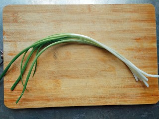 13、鲜笋丁焖蛋,准备好青葱