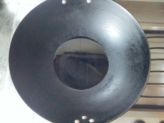 15、鲜笋丁焖蛋,将油倒入锅中，记住是中小火