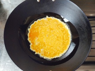 16、鲜笋丁焖蛋,倒入蛋液