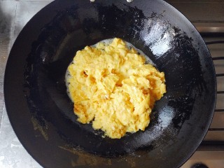 17、鲜笋丁焖蛋,等鸡蛋凝结时轻轻的翻炒