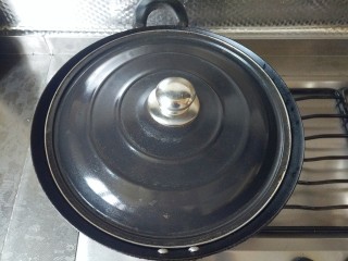 19、鲜笋丁焖蛋,盖上锅盖，多焖会，为了更入味！当然火不宜大，不然鸡蛋容易糊。