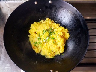 20、鲜笋丁焖蛋,等到水快烧干时加入切好的青葱。