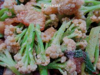 7、干锅花菜,加下1汤匙生抽，再加入一些白糖、盐、鸡粉转大火不断翻炒1分钟左右。