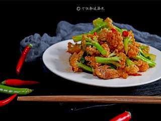 10、干锅花菜,口感介于软和脆之间的花菜，一口咬下去有种清新之感