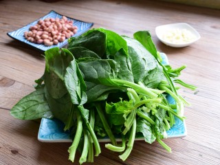 1、#咸食#果仁菠菜,菠菜去根洗净