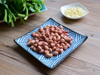2、#咸食#果仁菠菜,花生洗净擦干，蒜切末