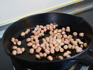 3、#咸食#果仁菠菜,花生放油锅小火炒