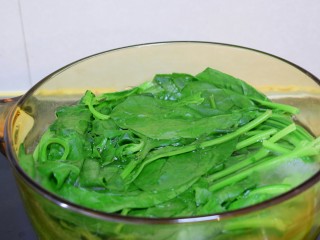 6、#咸食#果仁菠菜,菠菜放开水中煮1分钟