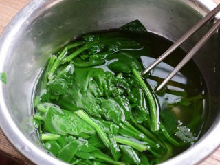 7、#咸食#果仁菠菜,取出放凉水中